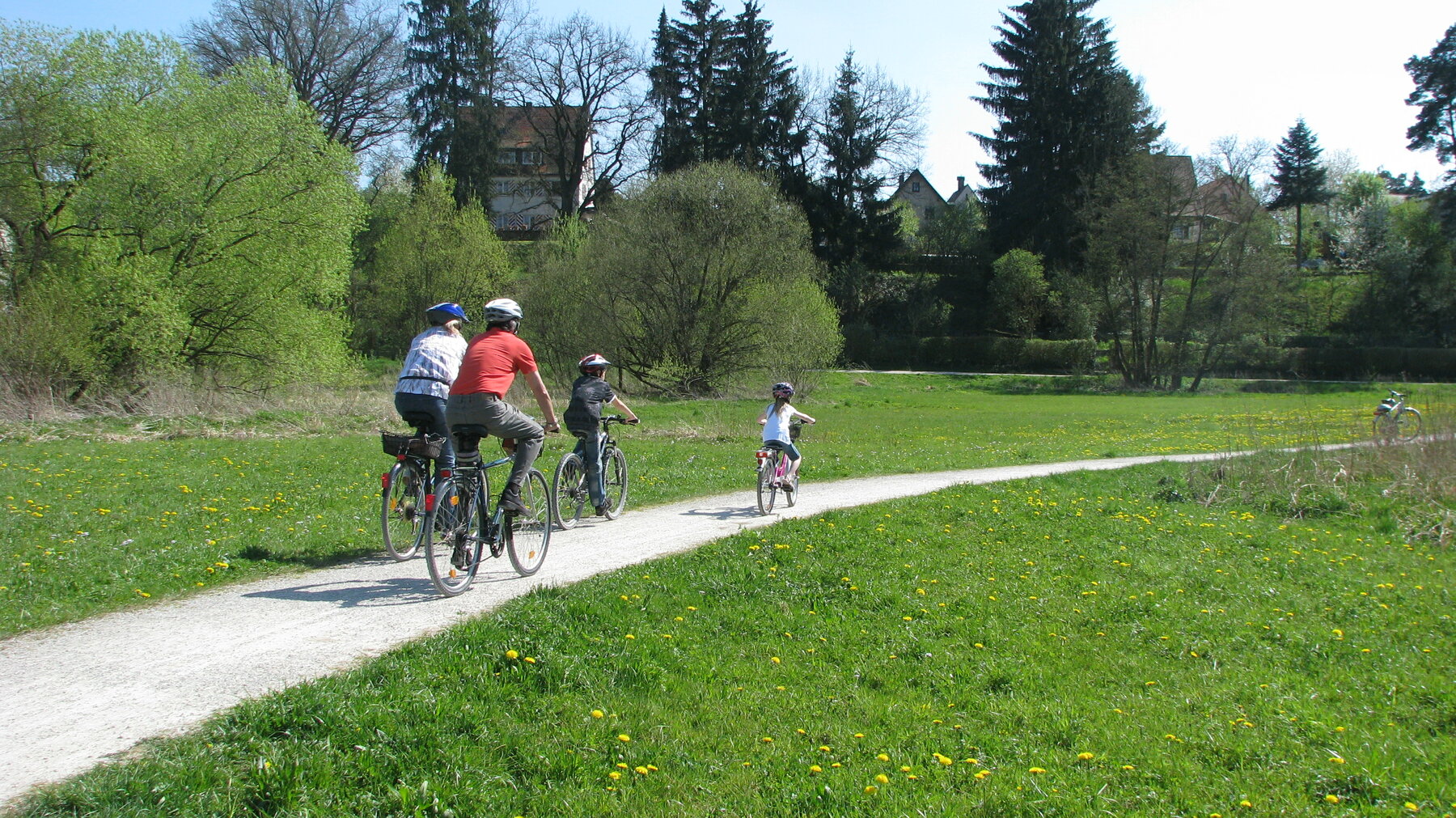 Radlergruppe auf Wiesenweg